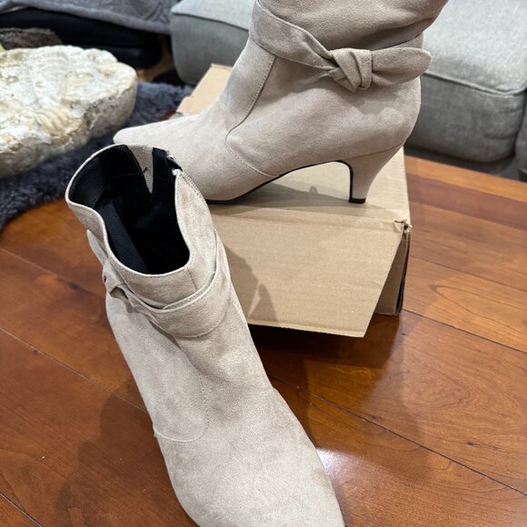 Ivory boot 10.5WW Comfortview Women’s Corrine Bootie –Oyster Pearl (Ivory/Cream) - Picture 1 of 13